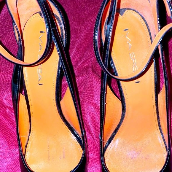 Via Spiga black patent leather 3 inch heels. - Picture 3 of 6